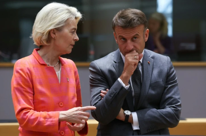 La présidente de la Commission européenne Ursula von der Leyen et le président français Emmanuel Macron échangent lors d'un sommet européen à Bruxelles le 27 juin 2024