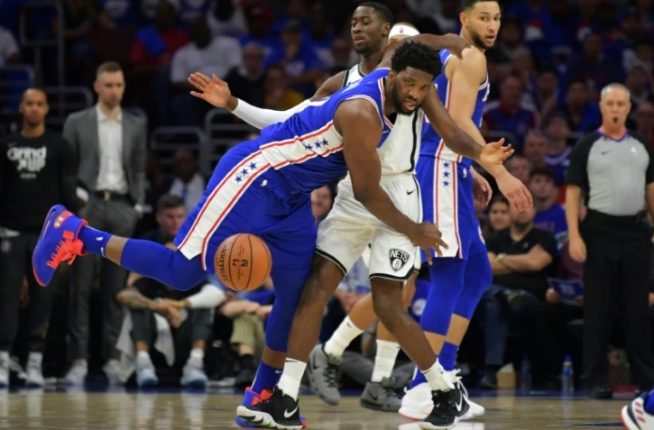 Joel Embiid, pivot camerounais de Philadelphie, lors d'un match de NBA contre les Brooklyn Netys, le 13 avril 2019 à Philadelphie