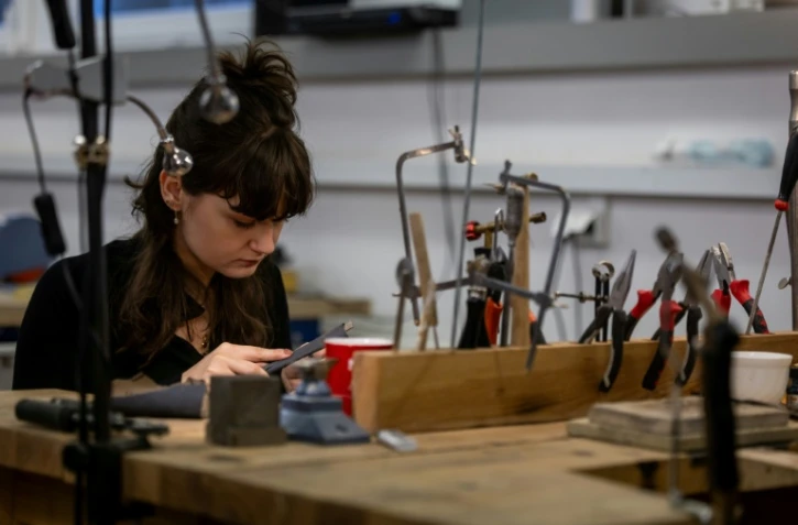 Une étudiante en joaillerie, le 10 mars 2026 à Gdansk, en Pologne 
