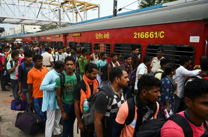 Des voyageurs attendent de monter dans le Coromandal Express, à la gare de Shalimar, près Calcutta, le 7 juin 2023 en Inde