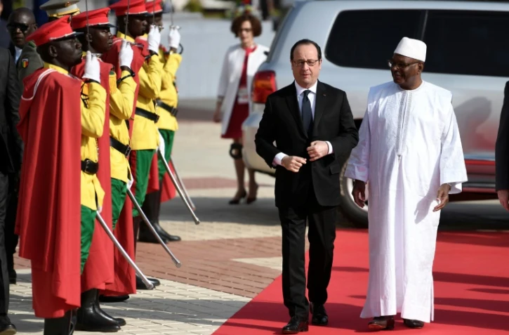 Les présidents français François Hollande et malien Ibrahim Boubacar Keita à leur arrivée le 14 janvier 2017 au sommet Afrique France à Bamako