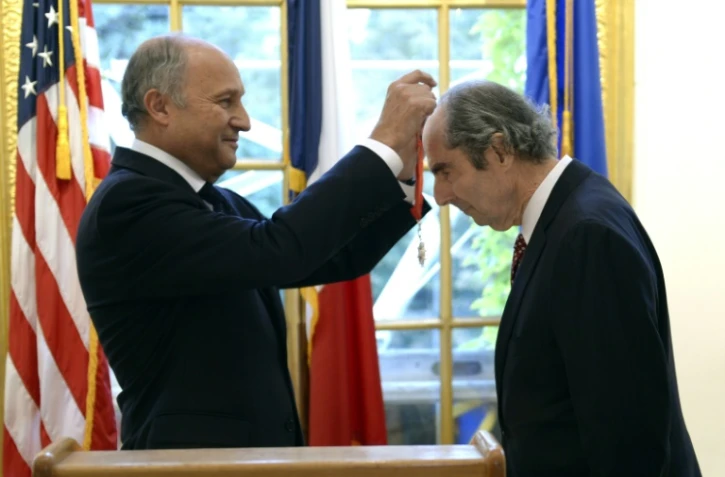 L'écrivain Philip Roth avait été fait commandeur de la Légion d'honneur le 27 septembre 2013 par Laurent Fabius, alors ministre des Affaires étrangères