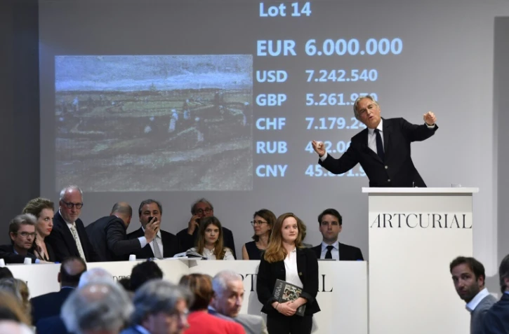 Le commissaire priseur Francis Briest lors de la vente du tableau les "Raccommodeuses de filets dans les dunes" de Vincent Van Gogh, à Paris le 4 juin 2018