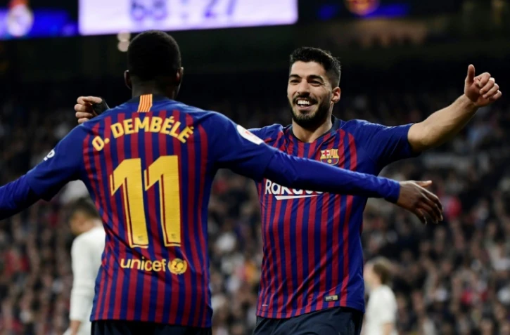 L'attaquant du FC Barcelone Luis Suarez, buteur contre le Real Madrid, remercie son passeur Ousmane Dembélé, en demi-finale retour de Coupe de Roi, le 27 février 2019 au stade Bernabeu