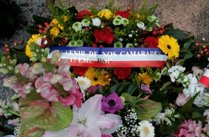 Une couronne de fleurs est placée au pied d'un mémorial dédié aux parachutistes français abattus en 2012 par Mohamed Merah, le 15 mars 2017 à Montauban