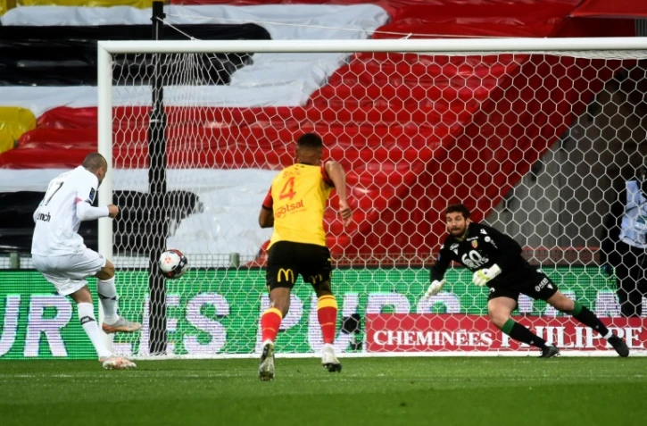 Burak Yilmaz ouvre le score sur penalty et lance Lille vers un succès décisif contre Lens au stade Bollaert, le 7 mai 2021