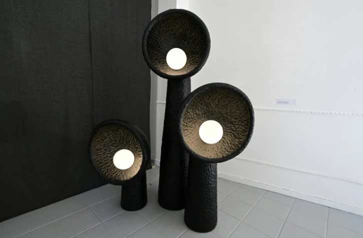 Des lampes "Soniah" (tournesol en ukrainien) de la designer Victoria Yakusha exposées durant le "Fuorisalone" à Milan, le 9 juin 2022 