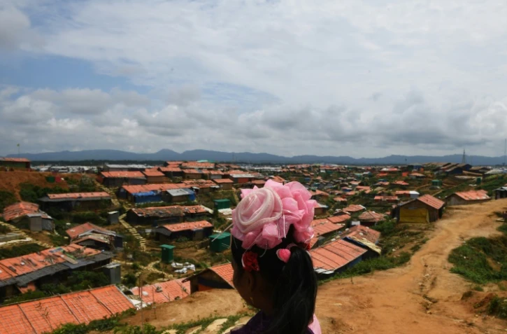 Une jeune rohingya contemple le camp de réfugiés de Balukhali près de Cox's Bazar, au Bangladesh, le 23 août 2018