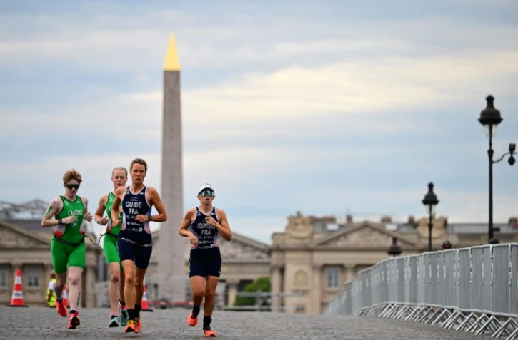Des concurrentes du test event des JO-2024, un para-triathlon transformé en duathlon en raison de la qualité de l'eau de la Seine, le 19 août 2023 à Paris