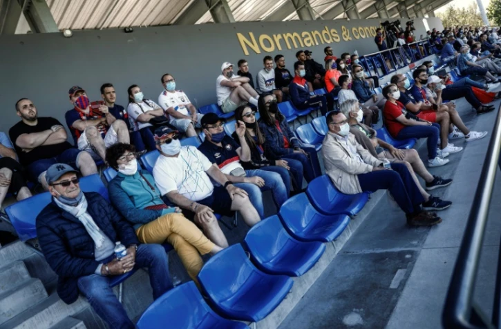 Quelques centaines de spectateurs, pour la plupart masqués, ont assisé au match amical opposant Caen au Paris FC au stade Michel d'Ornano, le 11 juillet 2020