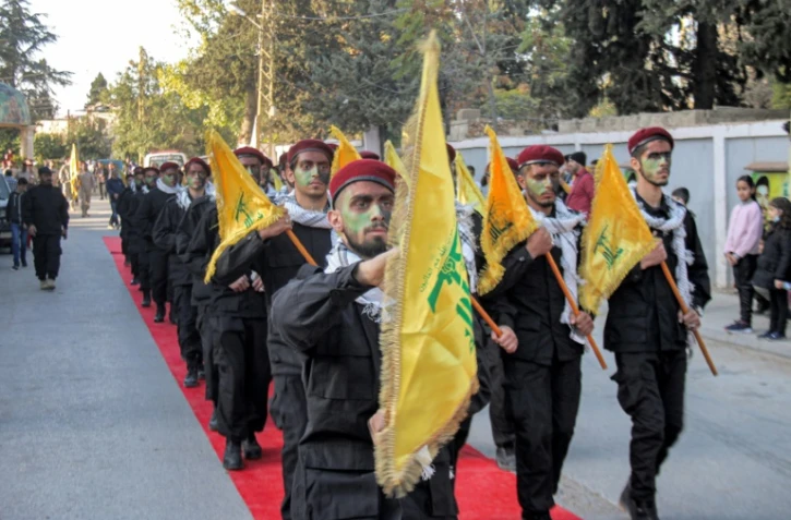 Des combattants chiites du Hezbollah lors d'une parade militaire à Baalbek, le 13 novembre 2021 au Liban