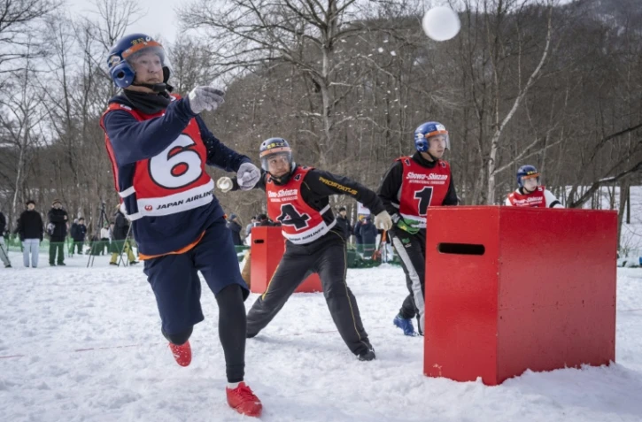 Des joueurs lancent des boules de neige lors d'une partie de "yukigassen" à Sobetsu, sur l'île septentrionale japonaise d'Hokkaido, le 21 février 2026
