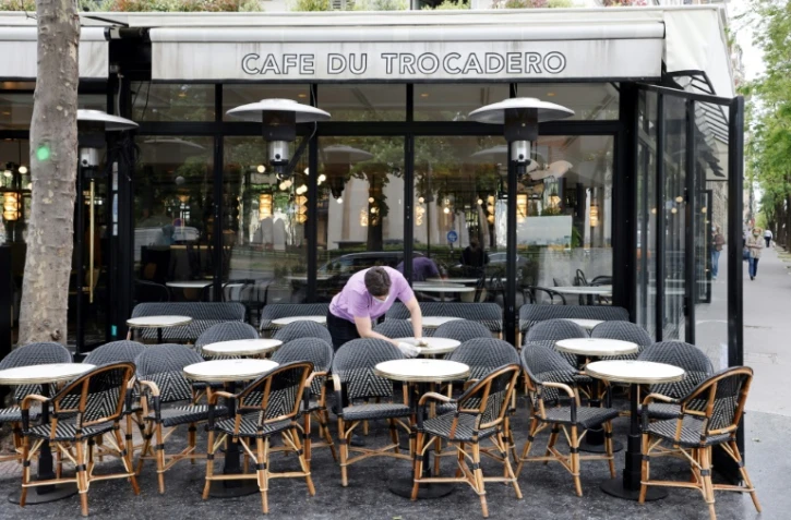 Un employé du "Café du Trocadéro" à Paris prépare la terrasse le 11 mai 2021