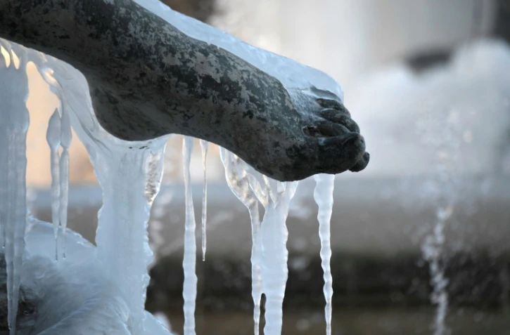 De la glace entoure le pied d'une statue à Rome, le 9 janvier 2017 