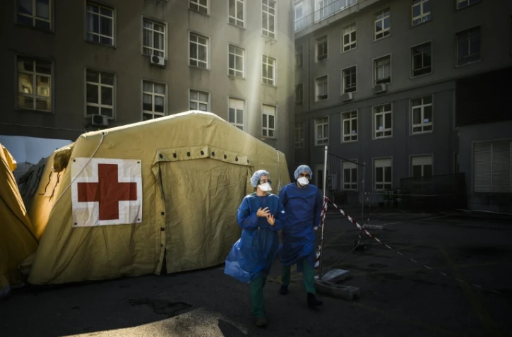 Des tentes de "triage" des malades du Covid-19 devant l'hôpital Santa Maria de Lisbonne, 2 Avril 2020 au Portugal
