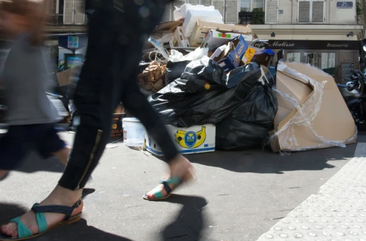 Déchets entassés sur le trottoir le 9 juin 2016 à Paris 