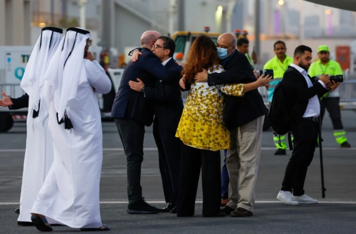 Les citoyens américains Siamak Namazi (avec lunettes) et Morad Tahbaz sont accueillis à leur arrivée à l'aéroport international de Doha, le 18 septembre 2023