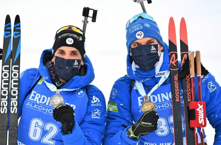Les Français Simon Desthieux (g, argent) et Emilien Jacquelin (bronze), posent avec leurs médailles après le 10 km sprint des Championnats du monde de biathlon, le 12 février 2021 à Pikljuka (Slovénie)