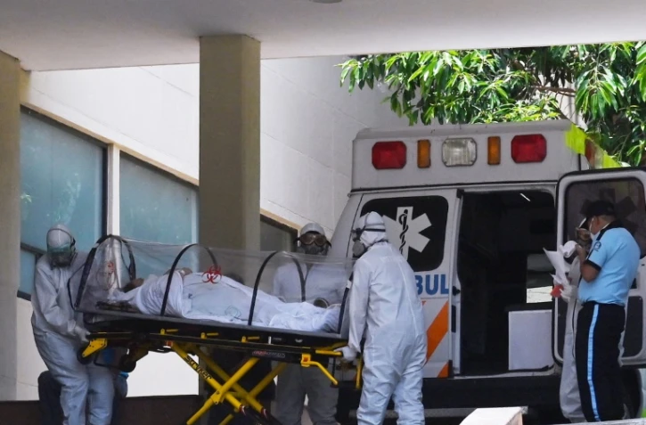 Un patient contaminé par le coronavirus arrive à l'hôpital Siglo XXI, le 6 mai 2020 à Mexico