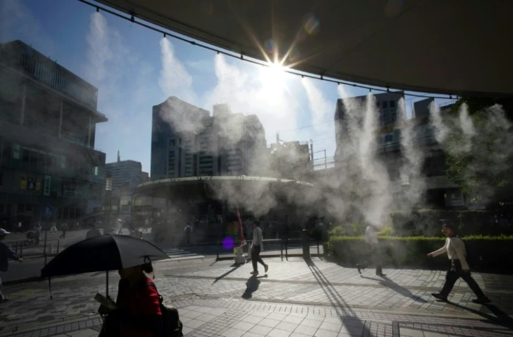 Une brume d'eau rafraîchissante dans une rue de Tokyo par une chaude journée, le 19 juin 2025 au Jaon