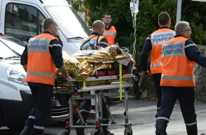 Une personne évacuée sur une civière le 23 octobre 2015 à Puisseguin après la collision meurtrière entre un camion et un autocar 