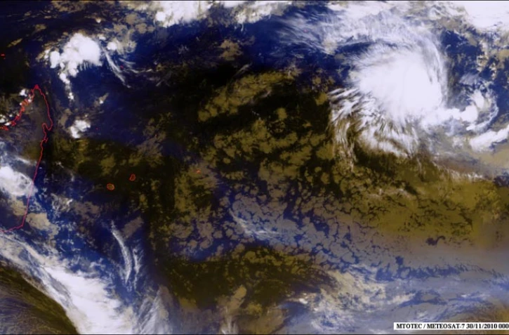 La dépression tropicale se situait à 3 345 km au Nord-Est de La Réunion à 4 heures ce mardi 30 novembre 2010 (image satellite: Mtotec.com)