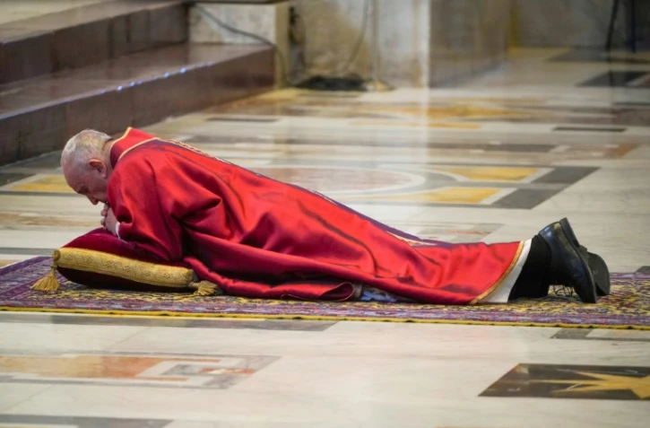 Le pape François prosterné en prière sur le sol avant de présider l?office de la Passion en la basilique Saint-Pierre lors du Vendredi saint, le 10 avril 2020 au Vatican 