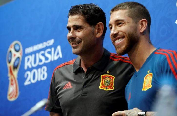 Le nouveau sélectionneur espagnol Fernando Hierro (g) et le capitaine Sergio Ramos en conférence de presse, le 14 juin 2018 à Sotchi