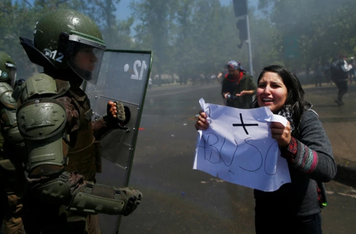 Affrontements entre manifestants et policiers anti-émeutes à Santiago, le 20 octobre 2019