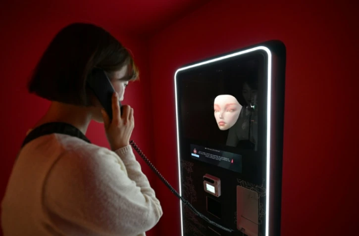 Une visiteuse s'adresse à un chaman IA, le 15 avril 2026 à Séoul