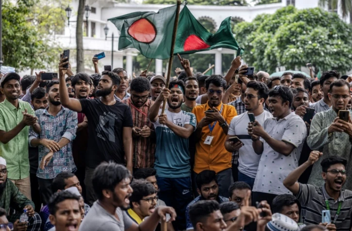 Manifestation d'étudiants pour demander la démission du président de la Cour suprême Obaidul Hassan, le 10 août 2024 à Dacca, au Bangladesh