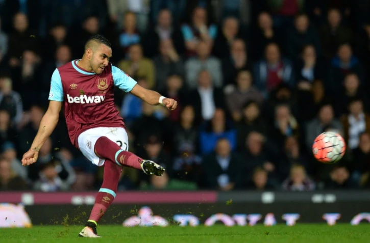 Le milieu français de West Ham Dimitri Payet dégage le ballon face à Manchester United en quarts de la Coupe d'Angleterre, le 13 avril 2016 à Londres  