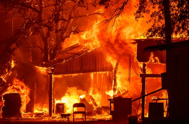 Une maison dévorée par les flammes du "Park Fire" à Paynes Creeks, en Californie le 26 juillet 2024