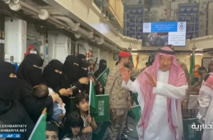 Capture vidéo de la chaîne de télévision d'Etat saoudienne Al-Ekhbariyah obtenue via AFPTV le 22 avril 2023 montrant le ministre saoudien des Affaires étrangères Walid al-Khuraiji (D) accueillant, à Jeddah, des civils saoudiens et étrangers évacués depuis le Soudan