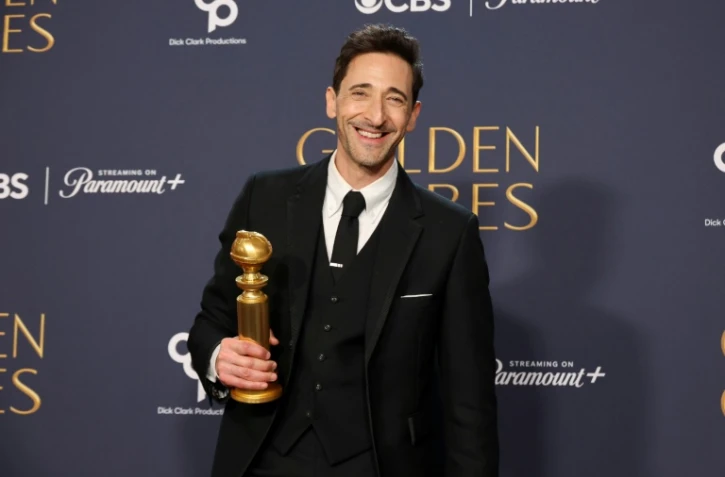 L'acteur américain Adrien Brody avec son Golden Globe du meilleur acteur pour le film "The Brutalist", remis le 5 janvier 2025 à Los Angeles