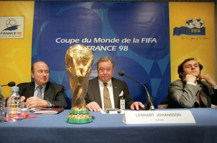 Michel Platini, alors coprésident du Mondial-1998, avec Lennart Johannson (UEFA) et Sepp Blatter (Fifa), le 2 décembre 1997 à Marseille à 2 jours du tirage au sort