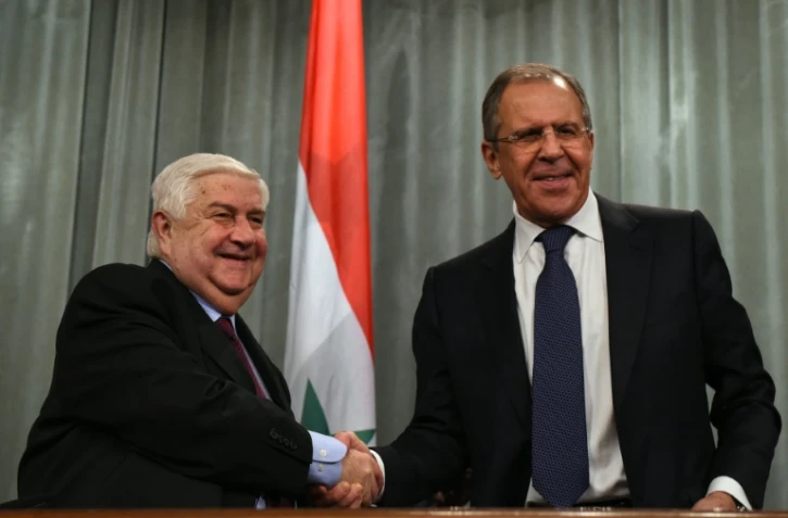 Le chef de la diplomatie syrien, Walid Mouallem (g) et son homologue russe Sergueï Lavrov, à Moscou le 27 novembre 2015