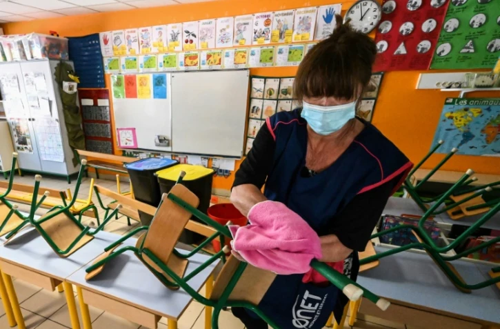 Désinfection d'une salle de classe de la maternelle Sarah Bernhardt à Montpellier, le 6 mai 2020