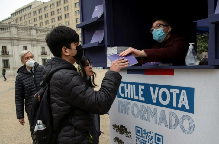 Un Chilien reçoit une copie de la proposition de nouvelle constitution, le 31 août 2022 à Santiago du Chili