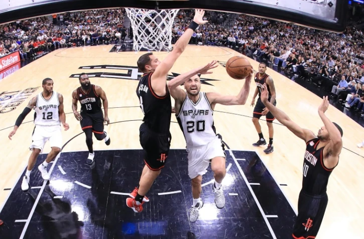 L'arrière des San Antonio Spurs Manu Ginobili, monte au panier devant l'ailier fort des Houston Rockets Ryan Anderson, lors du match 5 de la demi-finale de conférence ouest, à San Antonio, le 9 mai 2017
