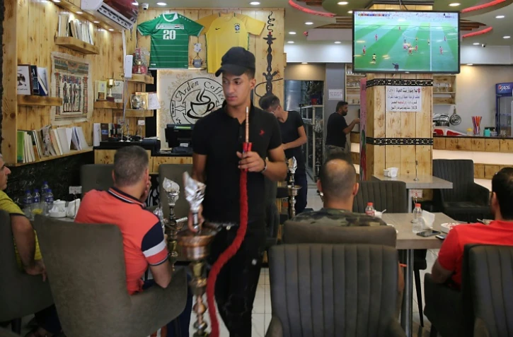 Des Irakiens attablés dans un café de Bagdad pendant la retransmission d'un match du Mondial en Russie le 23 juin 2018