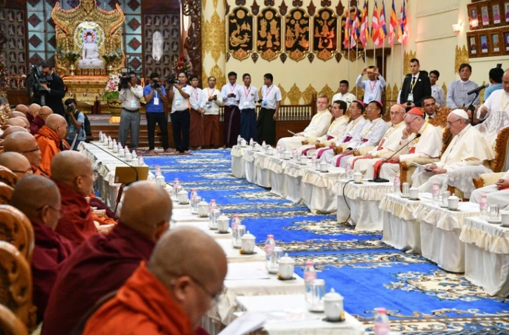 Le pape François (d) devant le comité de la Sangha, institution réglementant le clergé bouddhiste, le 29 novembre 2017 à Rangoun