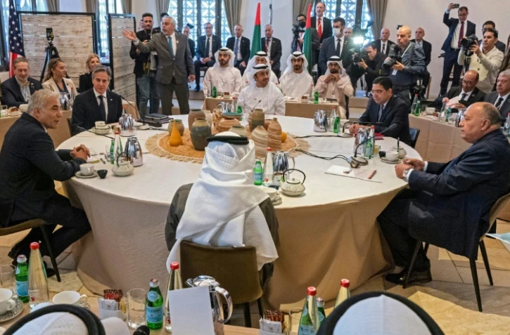 Antony Blinken (2e G) et les chefs de la diplomatie d'Israël et de quatre pays arabes en réunion le 28 mars 2022 à Sde Boker, dans le sud d'Israël