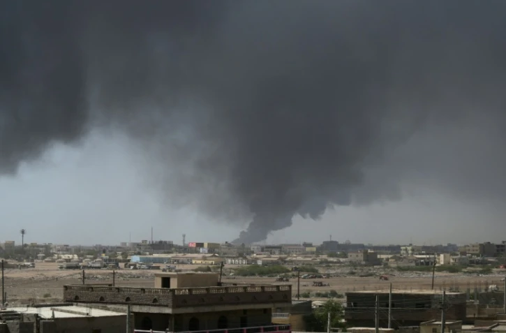 De la fumée au-dessus de Port-Soudan après une attaque de drone, le 6 mai 2025 au Soudan