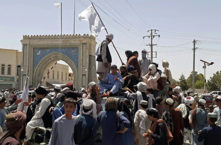 Des combattants talibans dans la rue à Kandahar le 13 août 2021