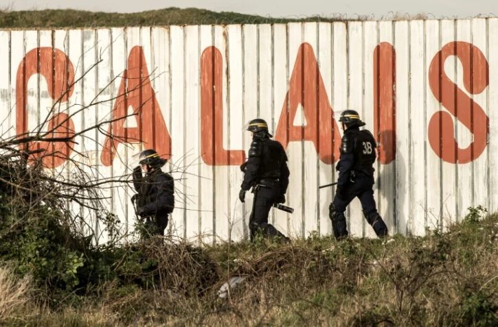 Des policiers surveillent le site d'Eurotunnel à Coquelles, près de Calais, le 21 janvier 2016
