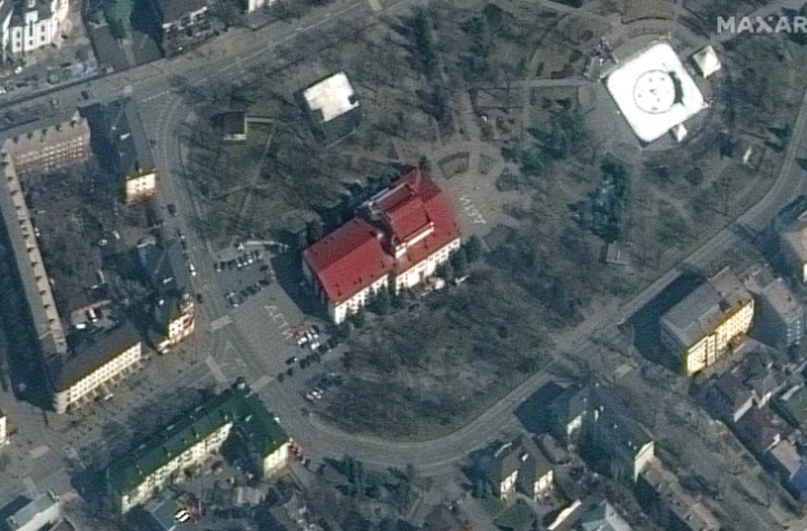 Image satellite de la société Maxar Technologies, diffusée le 16 mars 2022, montrant le Théâtre dramatique de Marioupol (Ukraine) avec l'inscription "Enfants" en russe devant et derrière le bâtiment, prise le 14 mars 2022