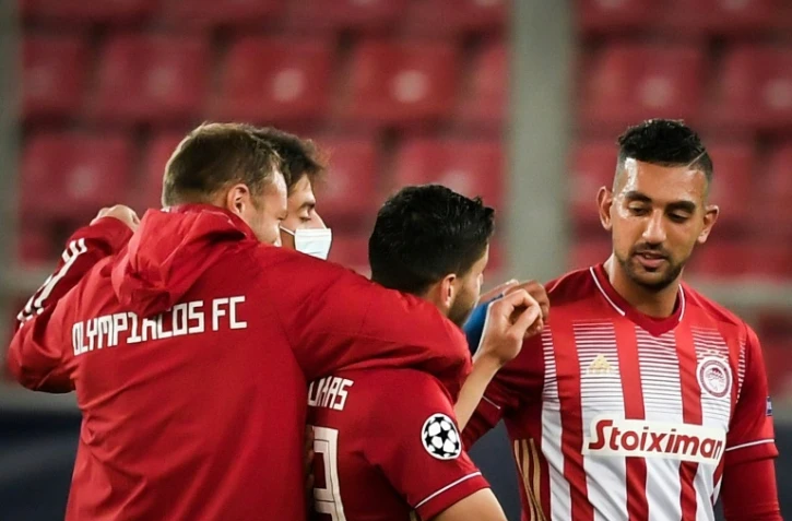 L'attaquant égyptien de l'Olympiakos, Ahmed Hassan (d), félicité par ses coéquipiers pour son but lors du match de groupes de la Ligue des champions face à Marseille, au Pirée, le 21 octobre 2020