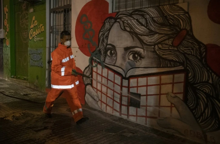 Un employé municipal de Montevideo (Uruguay) désinfecte une rue le 11 avril 2020