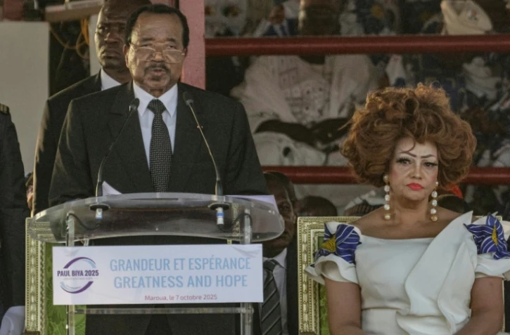 Le président Paul Biya, accompagné de son épouse Chantal Biya, lors d'un meeting de campagne à Maroua, le 7 octobre 2025